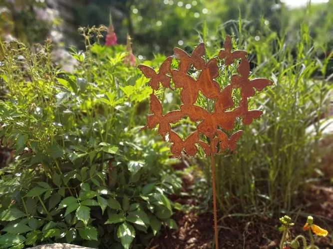 Gartenstecker Dekostecker Edelrost - Gartendeko Rost - Motiv Schmetterling Schwarm Garten
